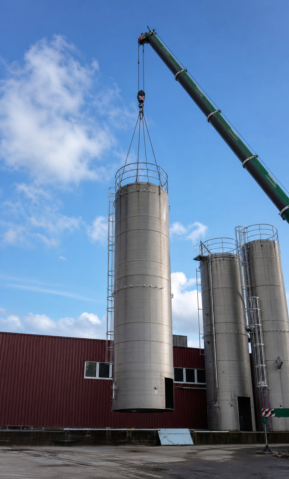Abbau und Transport von Silos aus der Kunststoff-Fertigung